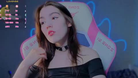 sophie_nomenal_ online show from June 3, 4:12 pm