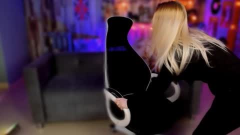 stef_nicks online show from March 7, 9:38 am