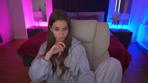 stellahoneywell online show from April 4, 1:10 pm