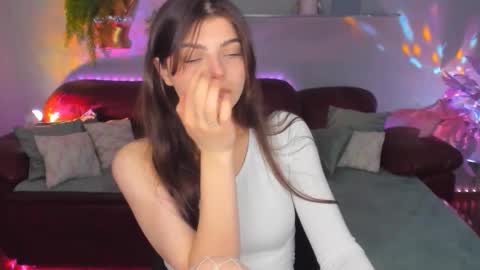 StellaRainbow online show from April 5, 9:30 am