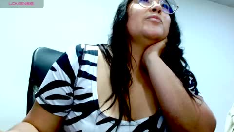 strawlux online show from May 9, 3:36 pm