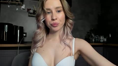 sunlovv online show from February 3, 9:58 am