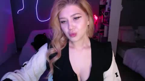 sweet_nicole_333 online show from May 17, 3:11 pm