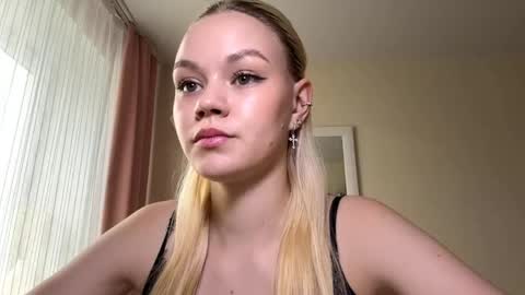 Mia online show from May 28, 12:14 pm