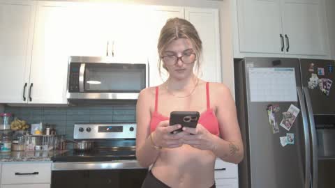 therosiecheeks online show from April 16, 6:29 pm