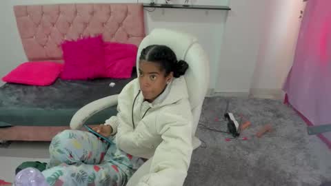 thianahorny online show from February 4, 1:58 pm