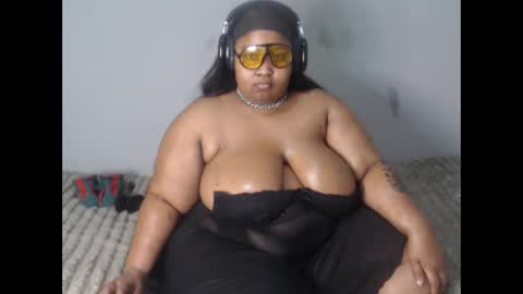thickassmamie26 online show from May 30, 8:12 am