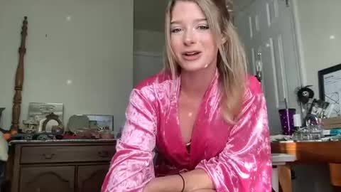 Holly Hills online show from July 8, 10:34 pm