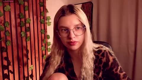 tiffanypeach online show from April 21, 10:55 am