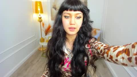 tiffanyyoun online show from April 3, 12:14 pm