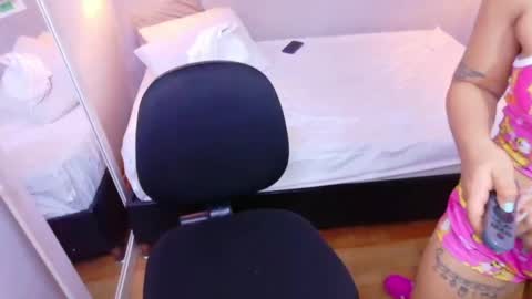 tiny_whore18 online show from May 31, 5:35 am