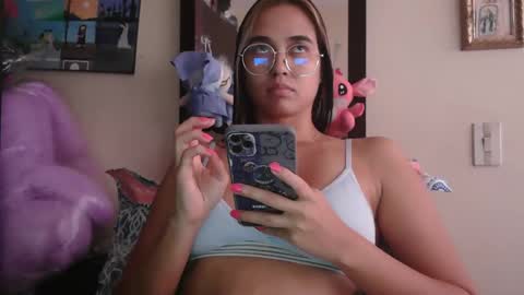 triana_bell online show from April 16, 8:41 pm
