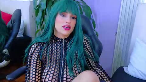triana_crimson online show from June 11, 2:53 am