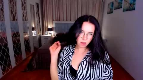 TriciaDaisy online show from May 11, 4:37 pm