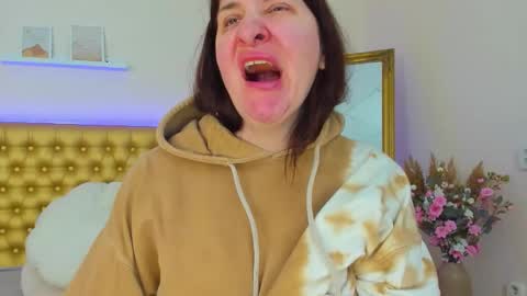 Mia online show from April 5, 5:06 am