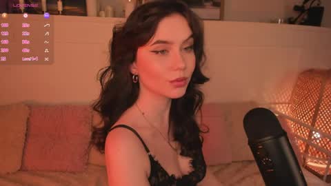 Una  online show from April 11, 10:30 am