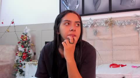 Valen White online show from December 8, 7:32 pm