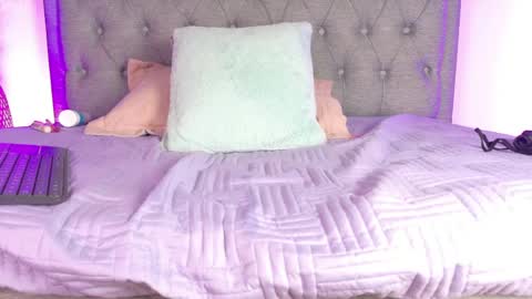 vanessa_mejiia online show from May 23, 9:13 pm