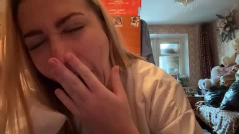 Mia online show from April 29, 5:54 am