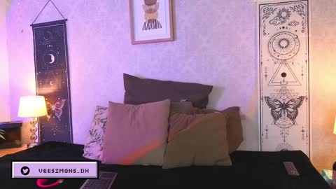 Vee Simons online show from June 5, 8:59 pm