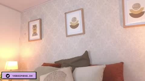 Vee Simons online show from April 6, 7:59 pm