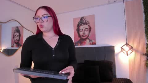 velvetscarlett online show from April 7, 2:41 pm