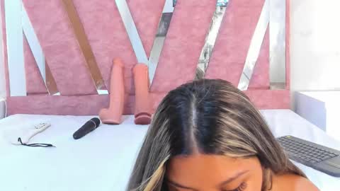 wonderkloe_ online show from March 4, 2:07 am