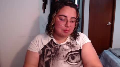 hii i am yini online show from February 20, 4:44 am