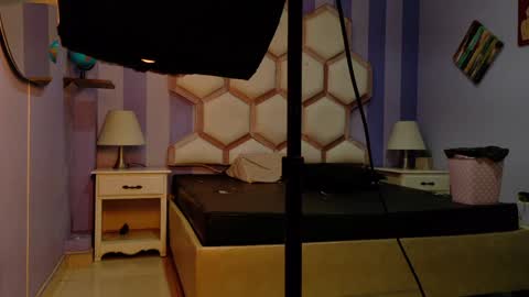 yvi online show from April 16, 12:05 pm