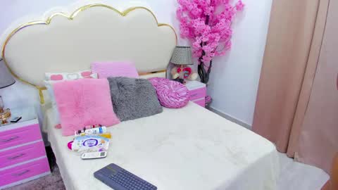 zendayarosse online show from April 17, 9:50 pm