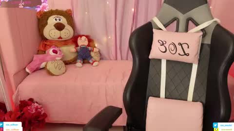 zoe_sullivan_ online show from March 8, 9:13 am