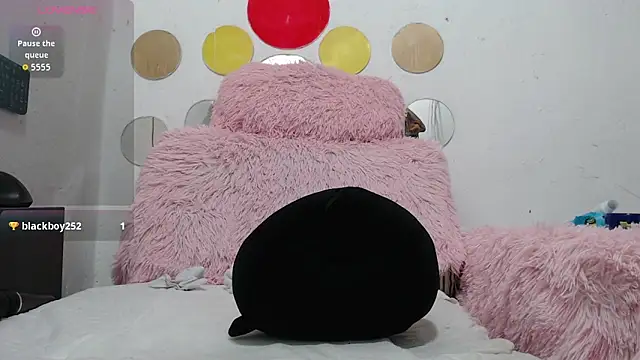 EVAHOTXX online show from February 4, 5:05 pm