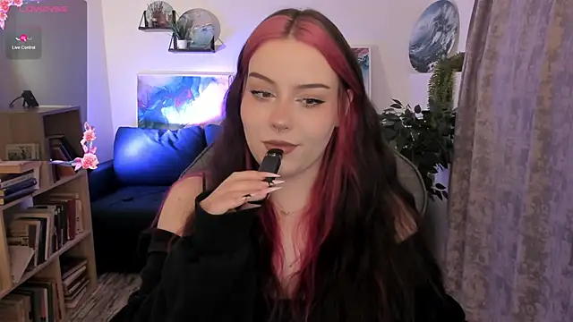 CoralineKeyns online show from April 9, 5:54 am