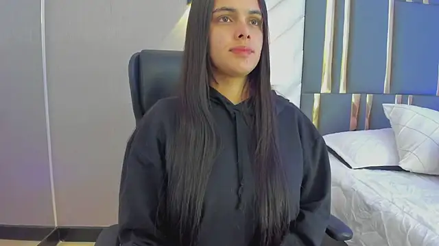 ChloeHarper  online show from May 27, 11:51 am