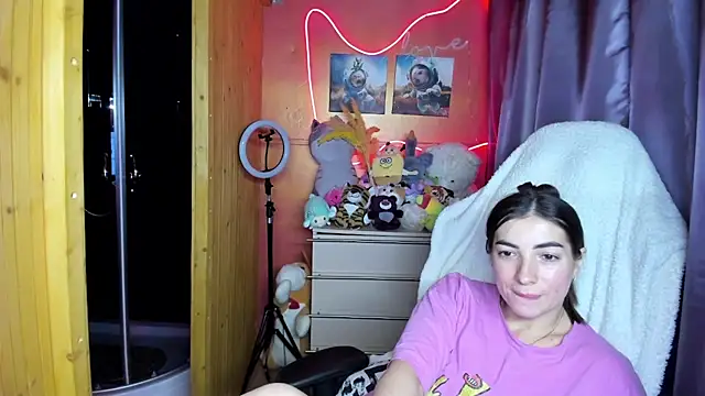 Fiery Brunette  online show from April 9, 6:19 am