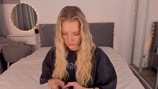 CassieRayss online show from April 17, 2:30 pm