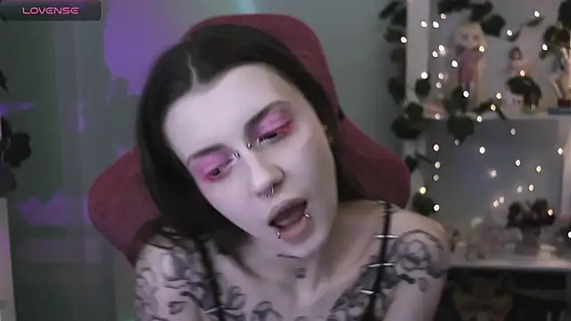 prettybones online show from August 9, 9:18 pm