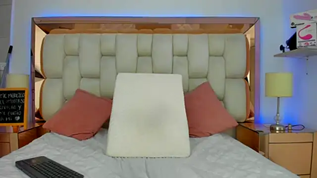 emilyparkerr01 online show from December 19, 10:46 pm