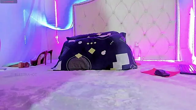 Elettrahot  online show from April 3, 5:16 am