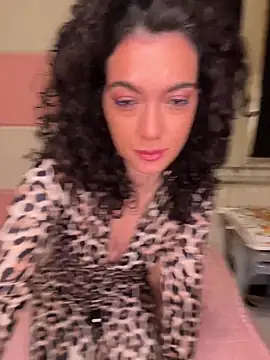 Strawberry queens online show from May 5, 11:13 am
