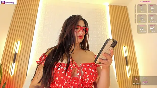 alyssa vargas online show from July 9, 11:45 am