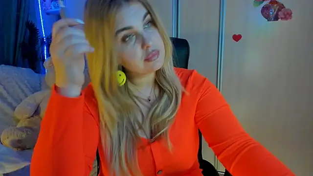 CoraSwon online show from April 10, 5:41 pm