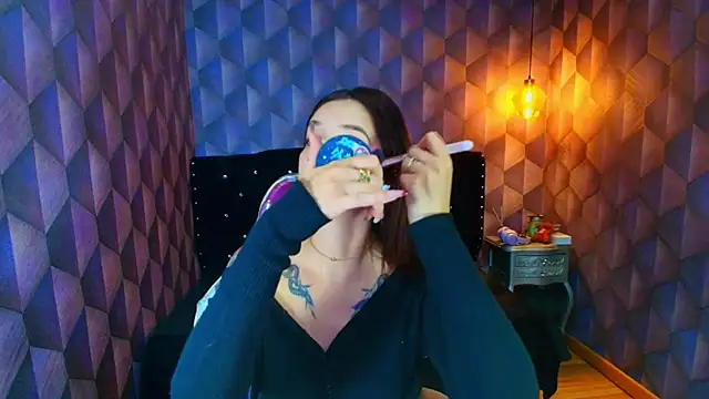 LiaHarryis online show from April 11, 6:00 pm