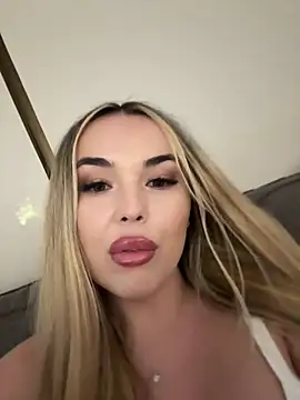 EvaSunderland online show from August 6, 9:44 pm