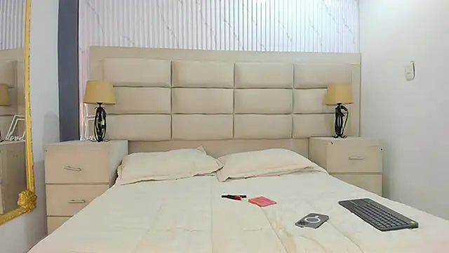 LaurenSnow online show from March 25, 3:26 pm