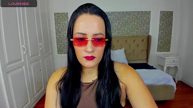 KimWessel  online show from April 8, 5:37 pm