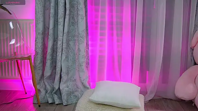 EvaSparks  online show from April 18, 10:20 pm