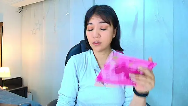 lina bedoya  online show from March 3, 11:38 am