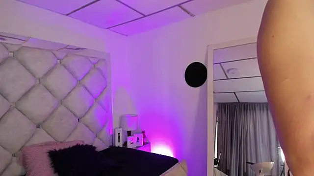 alessiaferry online show from March 19, 7:51 pm