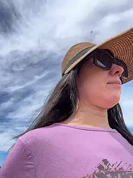 Reinacatchile online show from March 8, 5:17 pm